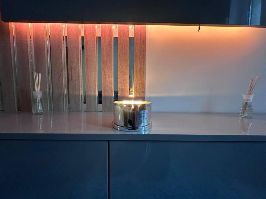 Cozy 1 Bedroom Apartment! Bucureşti Ngoại thất bức ảnh