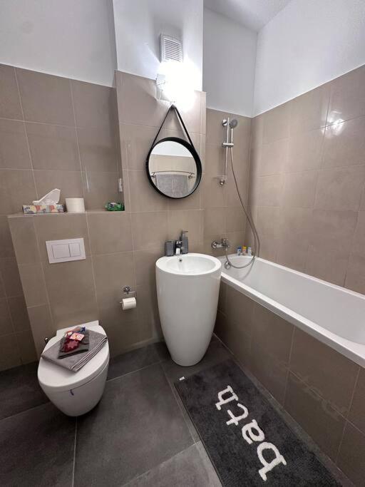 Cozy 1 Bedroom Apartment! Bucureşti Ngoại thất bức ảnh