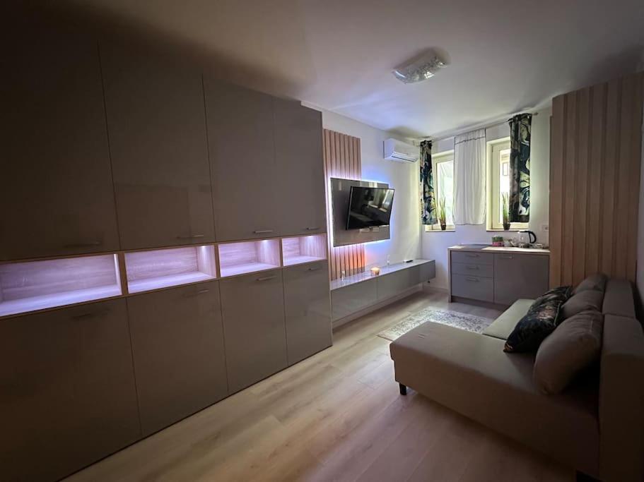 Cozy 1 Bedroom Apartment! Bucureşti Ngoại thất bức ảnh