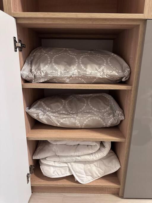 Cozy 1 Bedroom Apartment! Bucureşti Ngoại thất bức ảnh