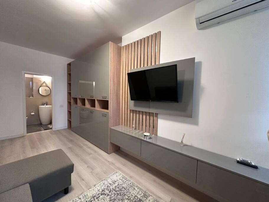 Cozy 1 Bedroom Apartment! Bucureşti Ngoại thất bức ảnh