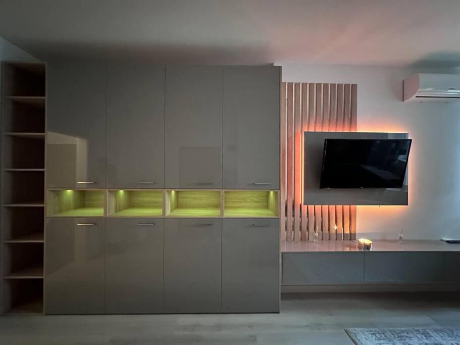 Cozy 1 Bedroom Apartment! Bucureşti Ngoại thất bức ảnh